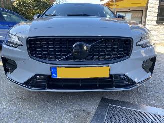 Schadeauto Volvo V-60 2.0 B4 Plus Bright Mild Hybrid VASTE PRIJS 2023/11