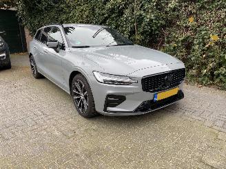 Voiture accidenté Volvo V-60 2.0 B4 Plus Bright Mild Hybrid 2023/11
