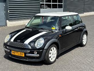 Damaged car Mini Mini 1.6 16V Cooper Hatchback  Benzine 1.598cc 85kW (116pk) FWD 2002/5