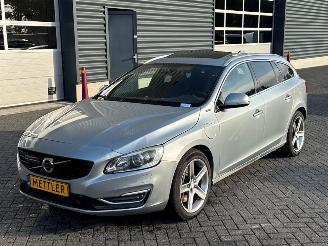 Avarii autoturisme Volvo V-60 2.4 D6 20V Plug-in Hybrid AWD Combi/o  Elektrisch Diesel 2.401cc 206kW (280pk) 4x4 2014/3