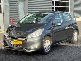 Schadeauto Peugeot 208 1.2 Vti 12V PureTech 82 Hatchback  Benzine 1.199cc 60kW (82pk) FWD 2014/2