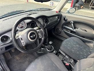 Mini Mini ONE 1.6 16V Hatchback  Benzine 1.598cc 66kW (90pk) FWD picture 10