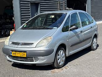 uszkodzony samochody osobowe Citroën Xsara PICASSO 1.8 16V MPV  Benzine 1.749cc 86kW (117pk) FWD 2003/9