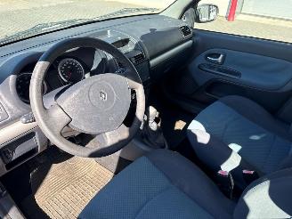 Renault Clio 1.2 16V Hatchback  Benzine 1.149cc 55kW (75pk) FWD picture 11