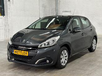 damaged passenger cars Peugeot 208 1.2 Vti 12V PureTech 82 Hatchback  Benzine 1.199cc 60kW (82pk) FWD 2017/4