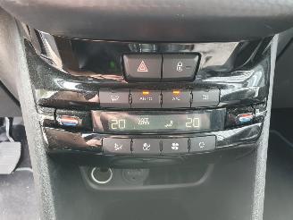 Peugeot 2008 1.2 PureTech Urban Cross picture 22