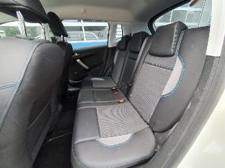 Peugeot 2008 1.2 PureTech Urban Cross picture 27