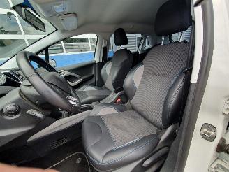 Peugeot 2008 1.2 PureTech Urban Cross picture 16