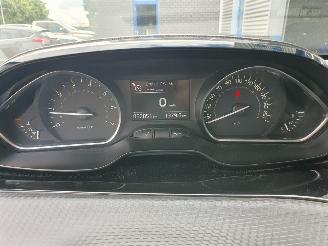 Peugeot 2008 1.2 PureTech Urban Cross picture 19