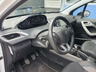 Peugeot 2008 1.2 PureTech Urban Cross picture 15