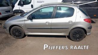Vrakbiler auto Peugeot 206 206 (2A/C/H/J/S), Hatchback, 1998 / 2012 1.4 16V 2004/2
