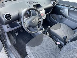Toyota Aygo 1.0-12V + 5.drs airco N.A.P NL AUTO picture 6