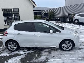 Peugeot 208 1.2 e-VTi Oxygo AUTOMAAT N.A.P PRACHTIG!!! picture 2