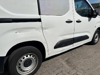 Peugeot Partner 1.2 PureTech  Premium airco navi picture 4