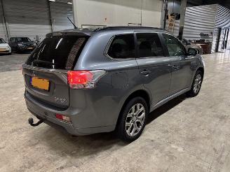 krockskadad bil auto Mitsubishi Outlander 2.0 PHEV instyle 2013/12