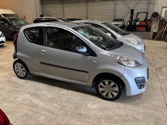 Peugeot 107 2 x 107  airco  km 73.956 en km 77.119 picture 2