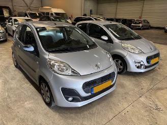  Peugeot 107 2 x 107  airco  km 73.956 en km 77.119 2012/6