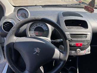 Peugeot 107 1.0 5-drs airco Nap picture 14