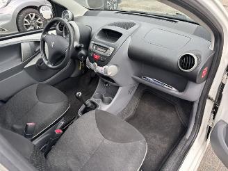 Peugeot 107 1.0 12v 5-drs airco picture 10