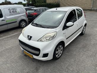 Peugeot 107 1.0 12v 5-drs airco picture 3