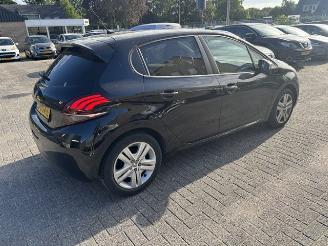 Peugeot 208 1.2 5-drs Signature NAP picture 2