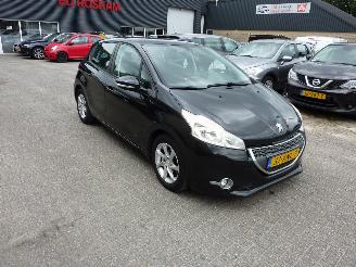 Vaurioauto  passenger cars Peugeot 208 1.4 e-HDI BLUE LEASE 2012/7