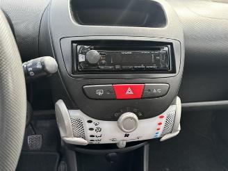 Peugeot 107 1.0 5-drs airco nap picture 11