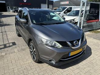 Damaged car Nissan Qashqai 1.6 Tekna Pano NAP 2016/1