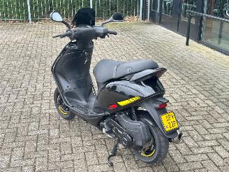 Piaggio  Zip picture 3