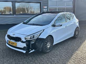 Voiture accidenté Kia Cee d 1.4 CVVT 2015/5