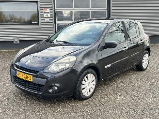 krockskadad bil auto Renault Clio 1.5 dCi Authentique 2011/5