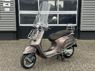 Vespa  Primavera 50 4T picture 1