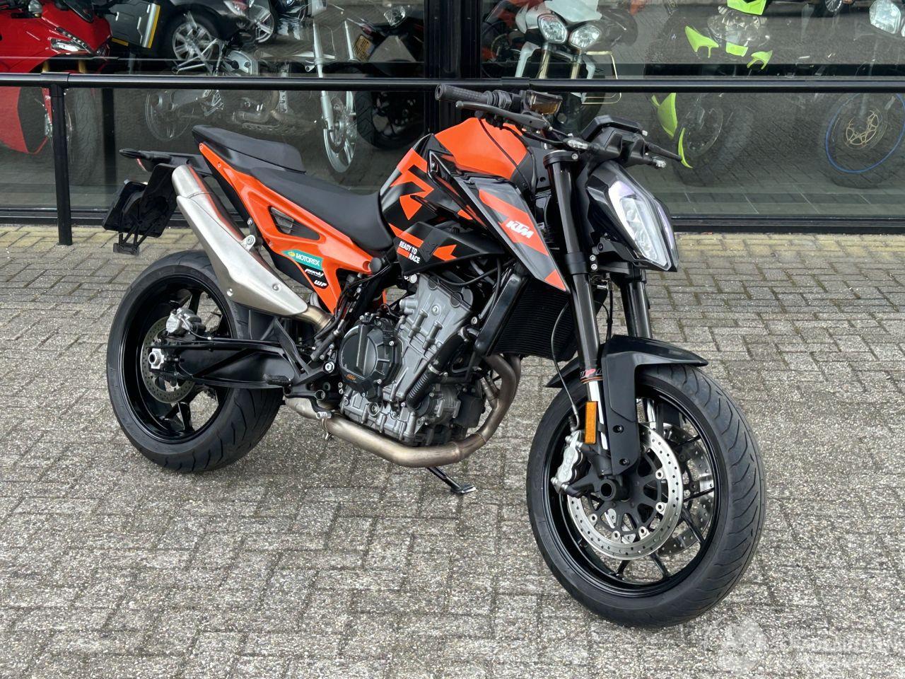 KTM  890 Duke