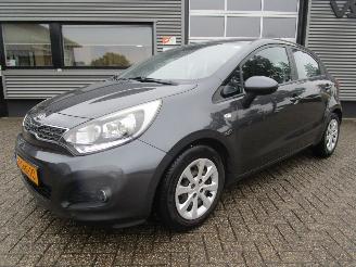 skadebil auto Kia Rio 1.2 CVVT Business Line 5drs 2014/5