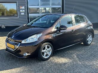 Damaged car Peugeot 208 1.4 e-HDi Active Automaat 1e eigenaar 2012/8