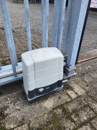 Overige  Elektrische schuifpoort + looppoort en 40m hekwerk picture 5