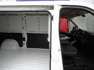 Peugeot Boxer 330 2.2 HDI L2H1 XT 3 zits airco picture 12