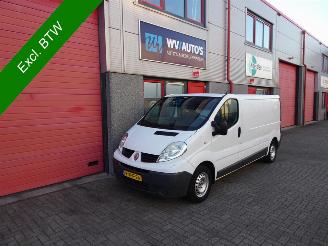Vaurioauto  commercial vehicles Renault Trafic 2.0 dCi T29 L2H1 airco 3 e versnelling stuk !!! 2009/11