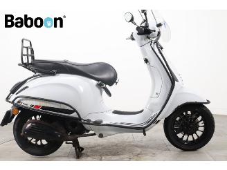 krockskadad bil bromfiets Vespa  Sprint 25KM 2017/5