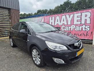 Schadeauto Opel Astra 1.4 cosmo sports tourer 2011/6