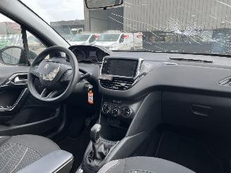 Peugeot 208 1.2 PureTech Style Pack picture 13