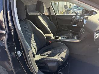 Peugeot 308 SW 1.2 PureTech Blue Lease Allure picture 15
