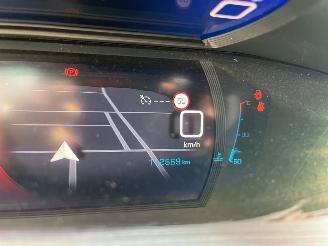 Peugeot 2008 1.2 PureTech Blue Lease Allure picture 15