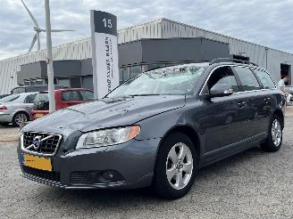 krockskadad bil auto Volvo V-70 2.0 Summum 2010/4