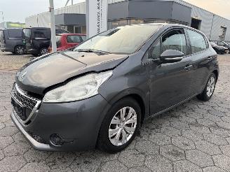 Vaurioauto  passenger cars Peugeot 208 1.4 VTi Active 2015/6