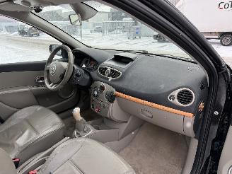 Renault Clio 1.6-16V INITIALE PARIS  PANO picture 17