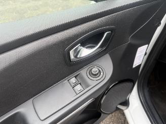 Renault Clio Estate 0.9 TCe Night&Day picture 7