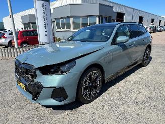Voiture accidenté BMW 5-serie Touring 550e xDrive 2025/2