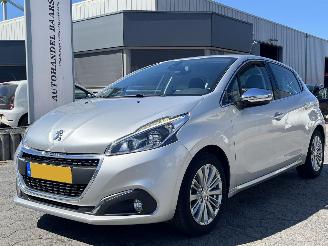 Voiture accidenté Peugeot 208 1.2 PureTech Blue Lease Executive 2018/3