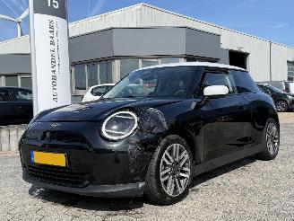 Auto incidentate Mini Cooper Cooper E Classic L 40.7 kWh PANO AUTOMAAT 2024/9